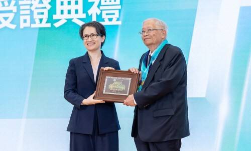 지난 9월 원사 칭호를 받은 뤄웨이런 전 대만 TSMC R&D 담당 부사장(오른쪽) [대만 총통부 캡처. 재판매 및 DB 금지]