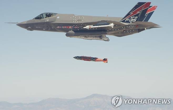F35 스텔스에서 발사되는 정밀유도폭탄 [위키미디어 캡처]