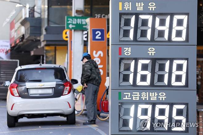 휘발유 평균 1천700원대 돌파 (서울=연합뉴스) 진연수 기자 = 국내 주유소 휘발유와 경유의 주간 평균 가격이 3주 연속 동반 상승했다. 
    한국석유공사 유가정보시스템 오피넷에 따르면 11월 둘째 주(10∼13일) 전국 주유소 휘발유 평균 판매가는 지난주보다 L당 18.4원 오른 1천703.9원이었다. 
    사진은 16일 서울 시내 한 주유소 모습. 2025.11.16 jin90@yna.co.kr