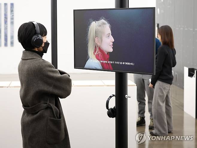 아르코 예술창작실 작가전 개최 (서울=연합뉴스) 강민지 기자 = 19일 서울 종로구 아르코미술관에서 열린 아르코 예술창작실 작가전 '인 시투'(In Situ) 간담회에서 참석자가 작품을 체험하고 있다. 2025.11.19 mjkang@yna.co.kr