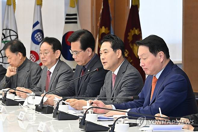 인사말하는 장동혁 대표 (서울=연합뉴스) 신준희 기자 = 국민의힘 장동혁 대표가 19일 서울 중구 대한상공회의소에서 열린 '국민의힘-대한상공회의소 정책간담회'에서 인사말을 하고 있다. 2025.11.19 [공동취재] hama@yna.co.kr