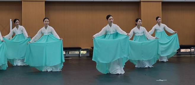 국립무용단 '거장의 숨결' (서울=연합뉴스) 박원희 기자 = 19일 국립극장 해오름극장에서 열린 '거장의 숨결' 연습실 공개행사에서 국립무용단 단원들이 김현자 안무가의 '매화를 바라보다'를 시연하고 있다. 2025.11.19. encounter24@yna.co.kr