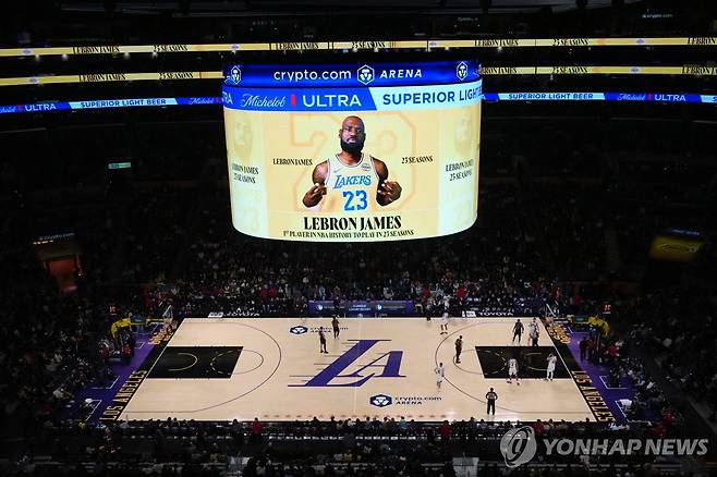 크립토닷컴 아레나 전광판에 뜬 제임스의 23번째 시즌 기념 영상 [Kirby Lee-Imagn Images/로이터=연합뉴스]