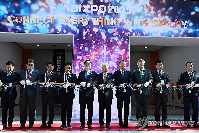 BIXPO 2025 개막 (광주=연합뉴스) 김혜인 기자 = 5일 오전 광주 서구 김대중컨벤션센터에서 빛가람국제전력기술엑스포(BIXPO) 2025 개막식이 열린 가운데 우원식 국회의장과 김동철 한국전력공사 사장 등 내빈들이 커팅식을 하고 있다. 2025.11.5 in@yna.co.kr