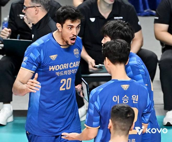 우리카드 외국인 선수 아라우조(왼쪽) [한국배구연맹 제공. 재배포 및 DB 금지]