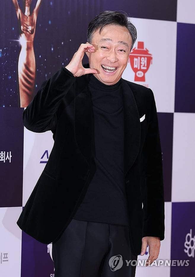 포즈 취하는 이성민 (서울=연합뉴스) 이재희 기자 = 배우 이성민이 19일 서울 영등포구 KBS홀에서 열리는 제46회 청룡영화상 시상식 포토월에서 포즈를 취하고 있다. 2025.11.19 scape@yna.co.kr