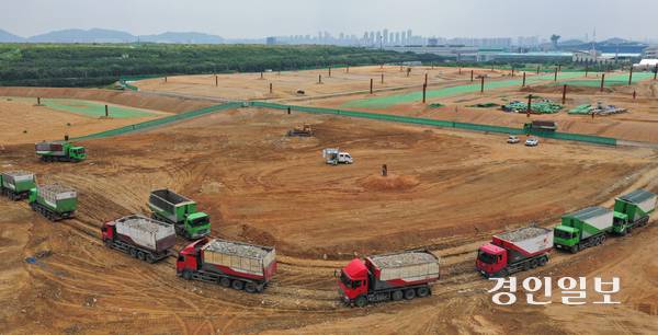 ‘수도권 생활폐기물 직매립 금지 조처’로 경기도 지자체들이 공공소각장과 민간소각장을 최대한 활용하겠다는 방안을 내세우고 있지만 민간 위탁 소각이 이미 포화상태인 것으로 확인됐다. 인천시 서구 수도권쓰레기매립지 3-1공구 모습. /경인일보DB