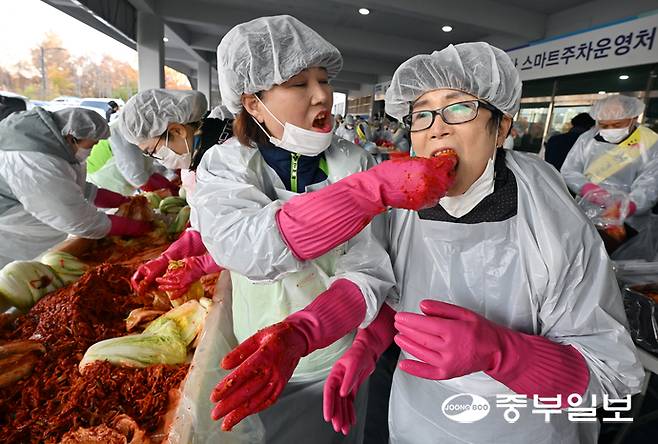 참가자들이 서로 김치를 먹여주고 있다. 김경민기자