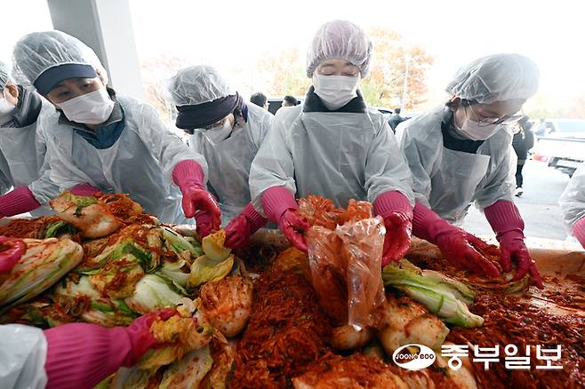 김동연 경기도지사의 배우자인 정우영 여사와 이정랑 회장이 김장을 담그고 있다. 노민규기자