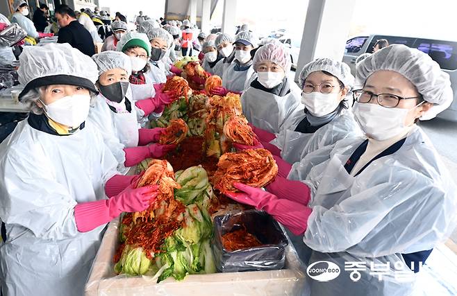 20일 오후 수원시 종합운동장에서 열린 2025 사랑의 김장 담그기 행사에서 최윤정 중부일보 대표이사와 김동연 경기도지사의 배우자인 정우영 여사, 이정랑 회장과 회원들이 김장을 하며 기념촬영을 하고 있다. 노민규기자