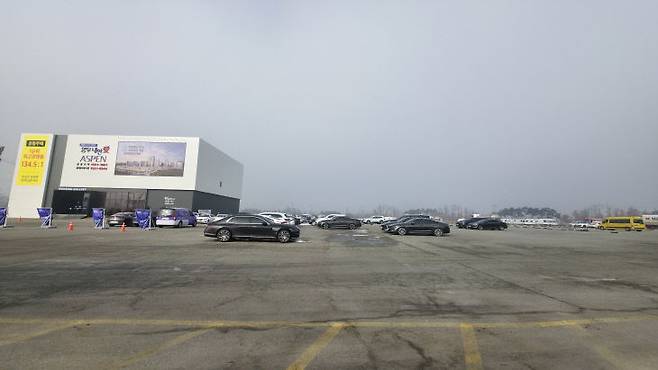 희망고문의 상징적 구역이 되고 있는 대평동 종합운동장 부지 전경. 여전히 방치된 채 견본주택 임시 단지로만 활용되고 있다. 사진=중도일보 DB.