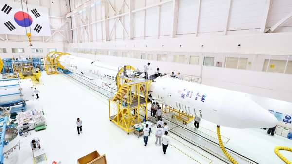 고흥 나로우주센터 조립동에서 연구진들이 누리호 4차 발사 총조립을 수행하는 모습