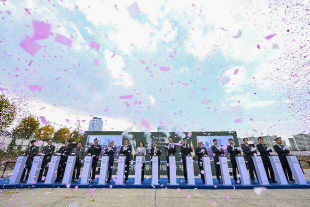 20일 오후 ‘더현대 광주’ 착공식이 열린 광주시 북구 임동 복합쇼핑몰 부지에서 강기정 광주시장과 정지영 현대백화점 사장 등 주요 인사들이 복합쇼핑몰의 성공적인 건립을 기원하며 박수 치고 있다.  /김진수 기자 jeans@kwangju.co.kr