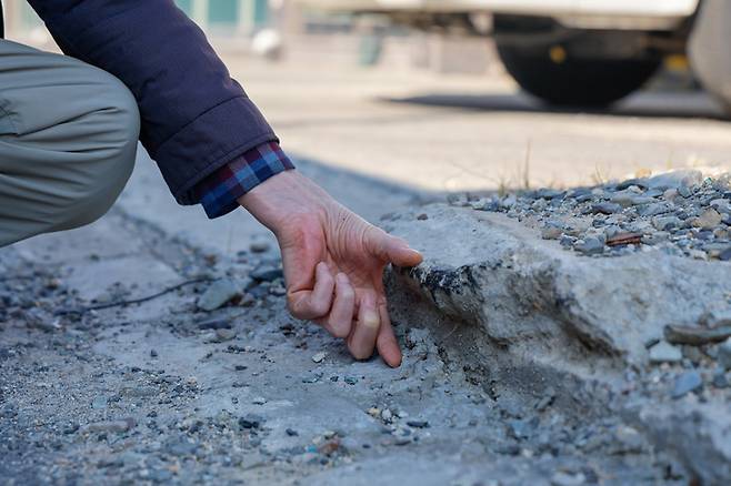 지반 침하로 인해 일부 구간은 지반의 높낮이가 성인 남성의 손가락 검지 길이 정도가 차이나는 상태다. 최지원 기자