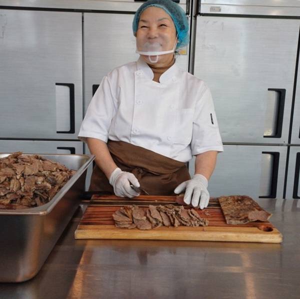 아라정원을 운영하는 이수경화 씨가 고기를 썰고 있다. /아라정원