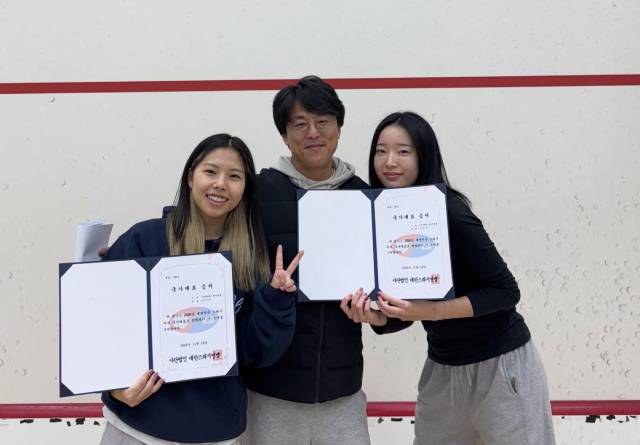대구시청 스쿼시팀의 전아인, 최명수 감독, 김다미(왼쪽부터). 대구스쿼시연맹 제공