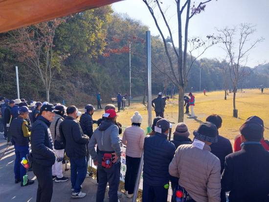 대회 참가자들이 파크골프 경기를 관람하고 있다.