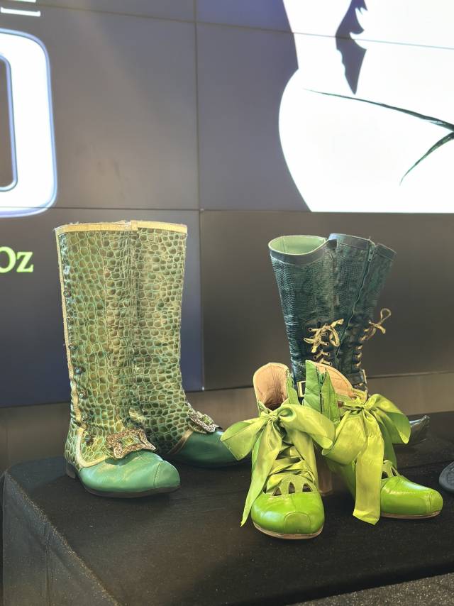 뮤지컬 ‘위키드’ 부츠 등 신발 소품. 김은영 기자 key66@