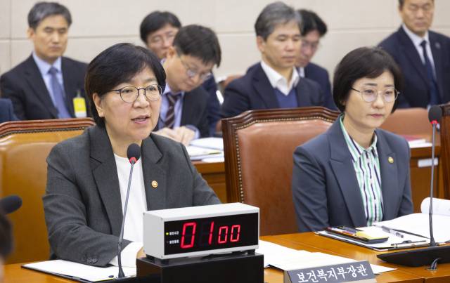 정은경 보건복지부 장관이 20일 국회에서 열린 보건복지위원회 전체 회의에 상정 법안에 대한 의원 질의에 답하고 있다. 연합뉴스