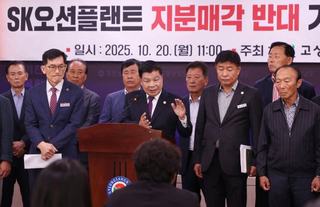 지난달 20일 경남도청 프레스센터에서 기자회견을 자청한 이상근 고성군수는 SK에코플랜트의 SK오션플랜트 지분 매각 매각 우선협상대상자 선정에 대해 “지역과 신뢰를 저버린 행위로 강한 유감과 실망을 표명한다”면서 전면 재검토를 요구했다. 고성군 제공