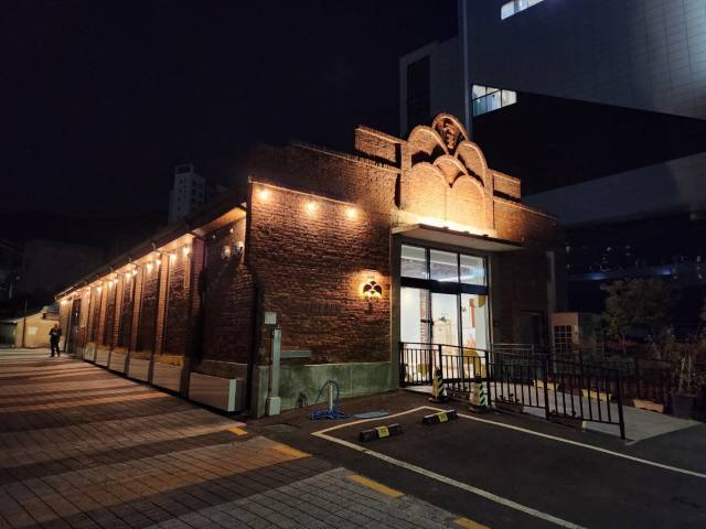 양산시 북부동에 위치한 ‘목화당1944’ 야경. 이곳은 1944년 일제강점기에 준공된 건물로 2021년부터 진행된 양산 북부지구도시재생사업으로 마을카페로 재탄생했다./건축사사무소강나루/