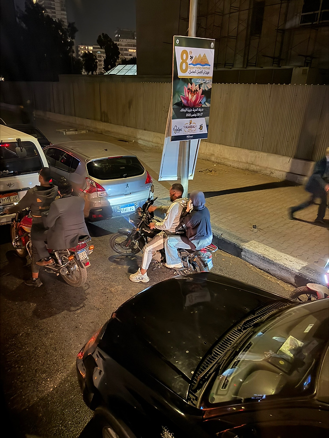 19일 밤 이집트 카이로에서 한국기자단을 태운 버스 주변 사이로 오토바이와 차량들이 무질서하게 주행하는 모습. 정재훈기자 jjhoon@yeongnam.com