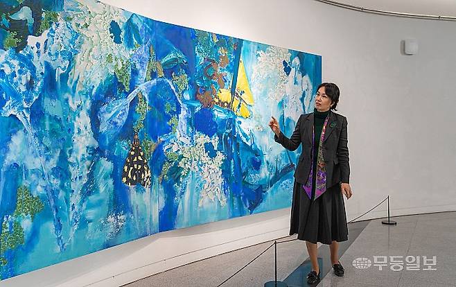 안진의 작가가 자신의 대작 '꽃의 시간'에 대해 설명하고 있다.