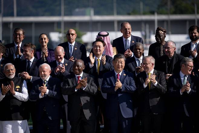 지난해 11월 18일 당시 윤 대통령이 브라질 리우데자네이루 현대미술관에서 열린 19차 주요 20개국(G20) 정상회의에 참석해 ‘글로벌 기아·빈곤 퇴치 연합 출범’에 참여한 G20 각국 정상, 국제기구 수장들과 함께 기념촬영을 하고 있다 (사진=연합뉴스)