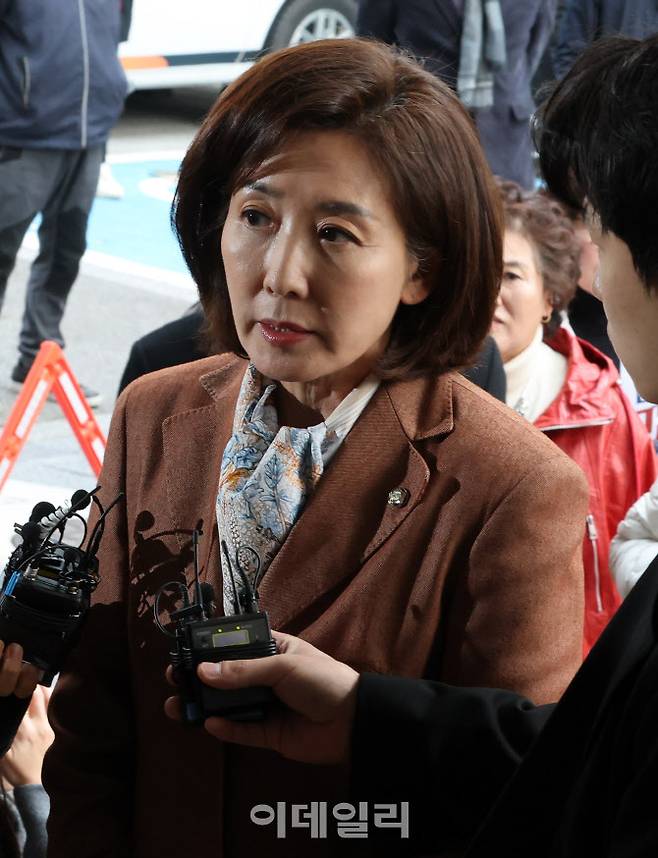 나경원 국민의힘 의원이 20일 서울 양천구 서울남부지방법원에서 열린 ‘국회 패스트트랙 충돌’ 1심 선고 공판 들어서며 취재진의 질의에 답하고 있다. (사진=방인권 기자)