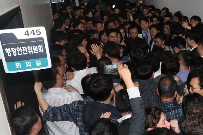 지난 2019년 4월 서울 여의도 국회 의안과 앞에서 나경원 당시 자유한국당 원내대표와 자유한국당 의원들이 여당의 공수처법 등 패스트트랙 지정 법안 제출을 저지하기 위해 입구를 막고 있다. (사진=뉴스1)