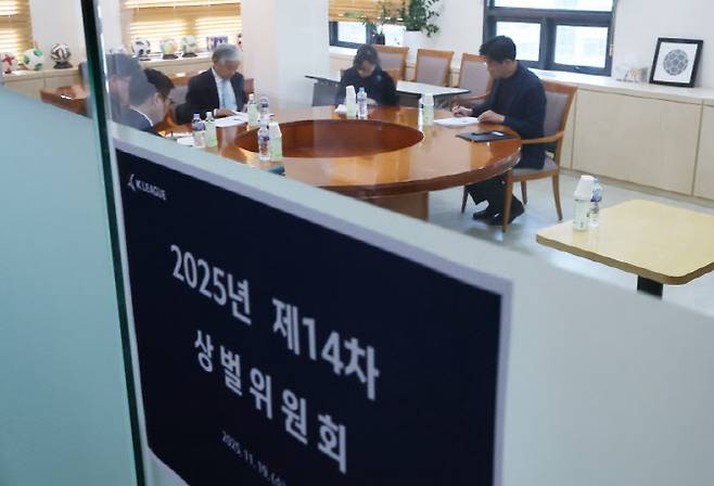 19일 서울 종로구 축구회관에서 열린 프로축구 K리그1 전북 현대 타노스 코치의 '손동작 논란' 한국프로축구연맹 2025년 제14차 상벌위원회에 앞서 조남돈 위원장 등의 위원이 자료를 살피고 있다. 사진=연합뉴스