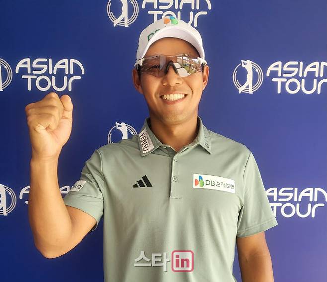 문도엽이 20일 사우디아라비아에서 열린 PIF 사우디 인터내셔널 둘째 날 경기를 마친 뒤 밝은 표정으로 인터뷰하고 있다. (사진=주영로 기자)