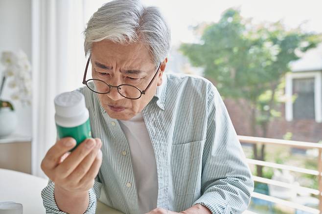 치매 진행을 늦추는 것으로 알려지며 큰 화제를 모았던 리튬 영양제가 사실 큰 효과를 기대하기 어려운 것으로 나타났다. 사진=게티이미지뱅크