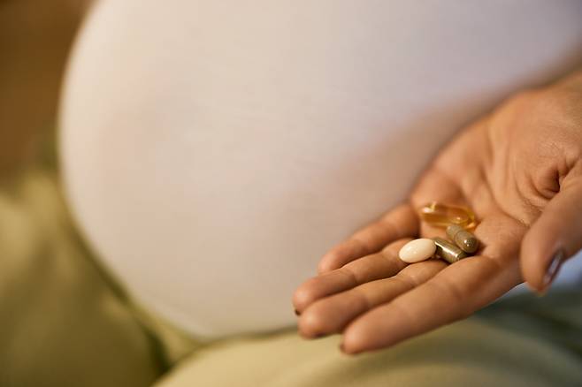 임신부가 임신 초기 엽산과 종합비타민을 복용하면 아이의 자폐 위험을 30% 줄일 수 있는 것으로 나타났다. 사진=게티이미지뱅크