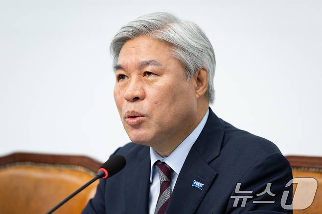 서왕진 조국혁신당 원내대표가 지난 12일 서울 여의도 국회에서 열린 기자간담회에서 국정감사 대응 방향 등에 대해 모두 발언하고 있다. 2025.10.12/뉴스1 ⓒ News1 유승관 기자