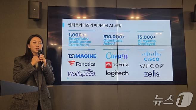 이수현 스노우플레이크 테크 에반젤리스트가 서울 강남구 코엑스 스파크플러스에서 열린 인텔리전스 출시 기자간담회에서 발언하고 있다. 2025.11.20 뉴스1 ⓒ News1 김민석 기자