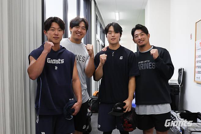 롯데 자이언츠 내야수 전민재(왼쪽)는 지바 롯데 마린스 마무리캠프에서 훈련했다. (롯데 자이언츠 제공)