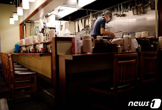 일본 도쿄의 한 라멘 가게에서 종업원이 주방에 서 있다. (사진은 기사와 무관함) 2020.12.10/ ⓒ 로이터=뉴스1
