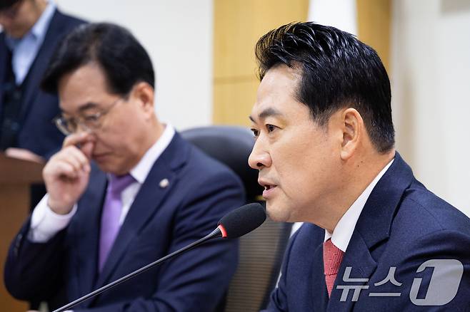 장동혁 국민의힘 대표가 20일 서울 여의도 국회 의원회관에서 열린 '이재명 정부 예산 포퓰리즘 이대로 괜찮은가' 토론회에서 축사를 하고 있다. 2025.11.20/뉴스1 ⓒ News1 유승관 기자