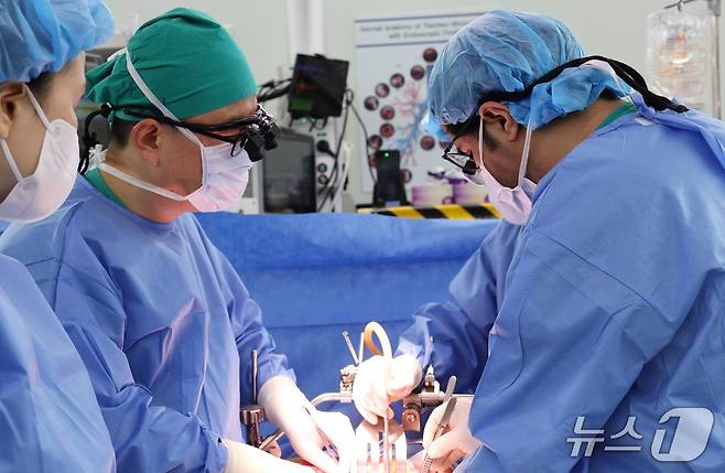(왼쪽부터)서울아산병원 황대욱 간담도췌외과 교수가 지난 12일 서울아산병원 서관 수술실에서 사우디아라비아 모하메드 알오타이비 전문의에게 췌장절제수술법을 교육하고 있다. (서울아산병원 제공) 2025.11.20/뉴스1