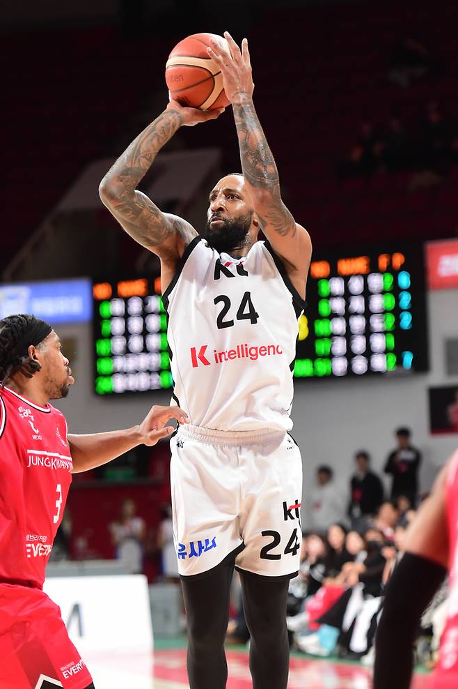 윌리엄스가 슛을 시도하고 있다. 사진 | KBL