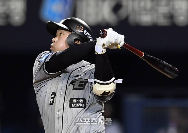 한화 안치홍이 11일 서울 잠실구장에서 열린 2024 KBO리그 두산전에서 4회초 무사 1루 상황에서 두산 선발 브랜든을 상대로 1타점 2루타를 치고 있다. 잠실 | 박진업 기자 upandup@sportsseoul.com