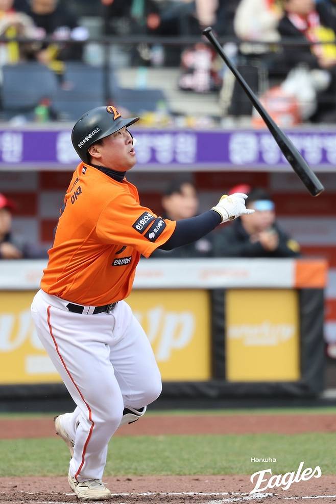 한화 안치홍이 대전 한화생명 볼파크에서 열린 2025 KBO리그 KIA전에서 타격하고 있다. 사진 | 한화 이글스