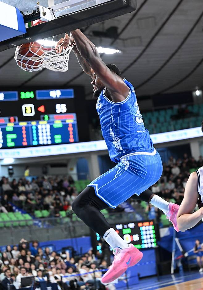 가스공사 퍼킨스가 18일 대구체육관에서 열린 2025~26 LG전자 프로농구 2라운드 부산 KCC전에서 덩크슛을 하고 있다. 사진 | KBL