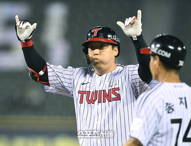 LG 김현수가 8일 잠실구장에서 열린 2025 KBO리그 키움과 경기 7회말 1사 2루 상황에서 키움 투수 원종현을 상대로 역전 적시타를 치고 세리머니를 하고 있다. 잠실 | 박진업 기자 upandup@sportsseoul.com