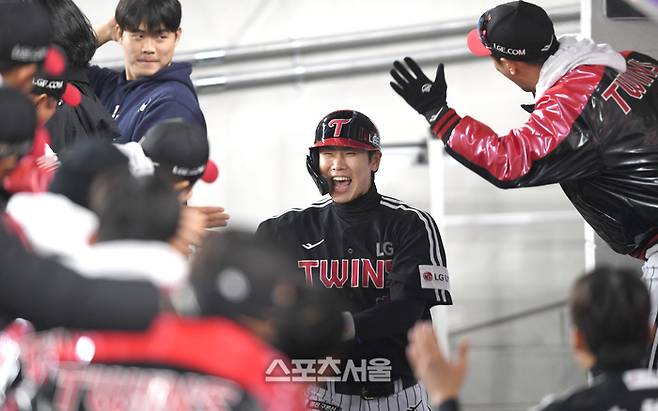 LG 홍창기가 31일 대전 한화생명볼파크에서 열린 2025 KBO 한국시리즈 5차전 한화와 경기 6회초 1사2루 김현수 적시타 때 홈을 밟은 후 하이파이브를 하고 있다. 대전 | 최승섭기자 thunder@sportsseoul.com
