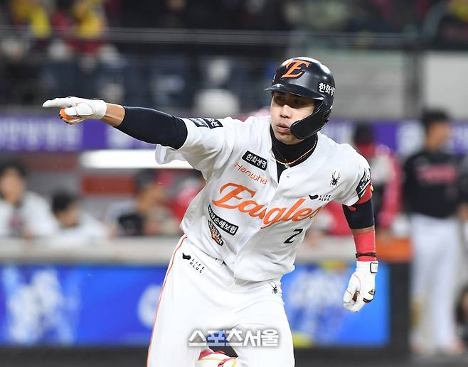 한화 심우준이 대전 한화생명 볼파크에서 열린 2025 KBO리그 LG와 한국시리즈 3차전 8회말 2사 만루 상황에서 LG 유영찬을 상대로 역전 2타점 2루타를 친 뒤 세리머니를 하고 있다. 대전 | 박진업 기자 upandup@sportsseoul.com