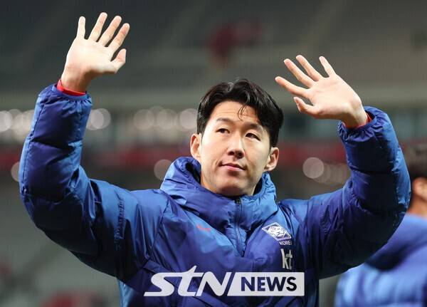 18일 서울월드컵경기장에서 열린 축구 국가대표팀 평가전 대한민국과 가나의 경기, 1-0으로 승리한 한국 손흥민이 관중들에게 인사하고 있다. /사진=뉴시스