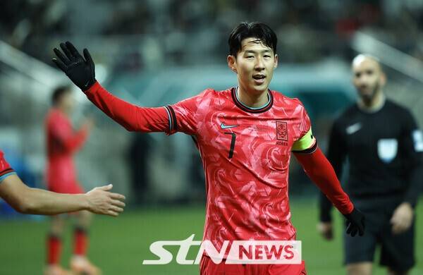 18일 서울월드컵경기장에서 열린 축구 국가대표팀 평가전 대한민국과 가나의 경기, 손흥민이 이태석을 격려하고 있다. /사진=뉴시스