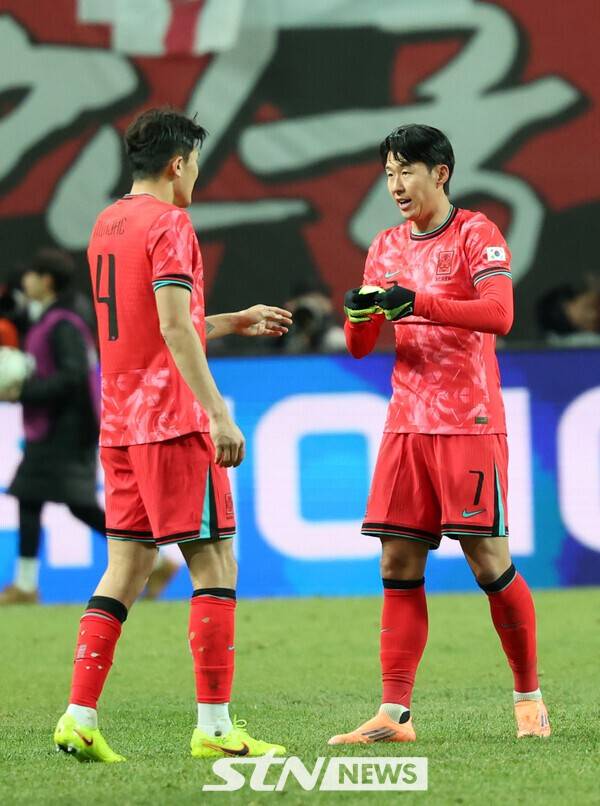 18일 오후 서울 마포구 서울월드컵경기장에서 열린 축구 국가대표팀 평가전 대한민국과 가나의 경기, 손흥민이 주장 완장을 김민재에게 건네고 있다. /사진=뉴시스